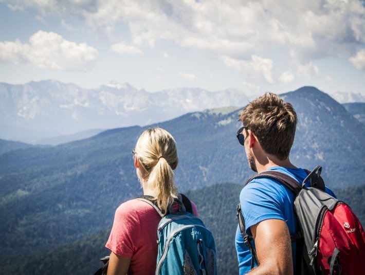 Wanderer blicken in die Ferne, © Tourist Information Kochel a. See, Fotograf: Th. Kujat